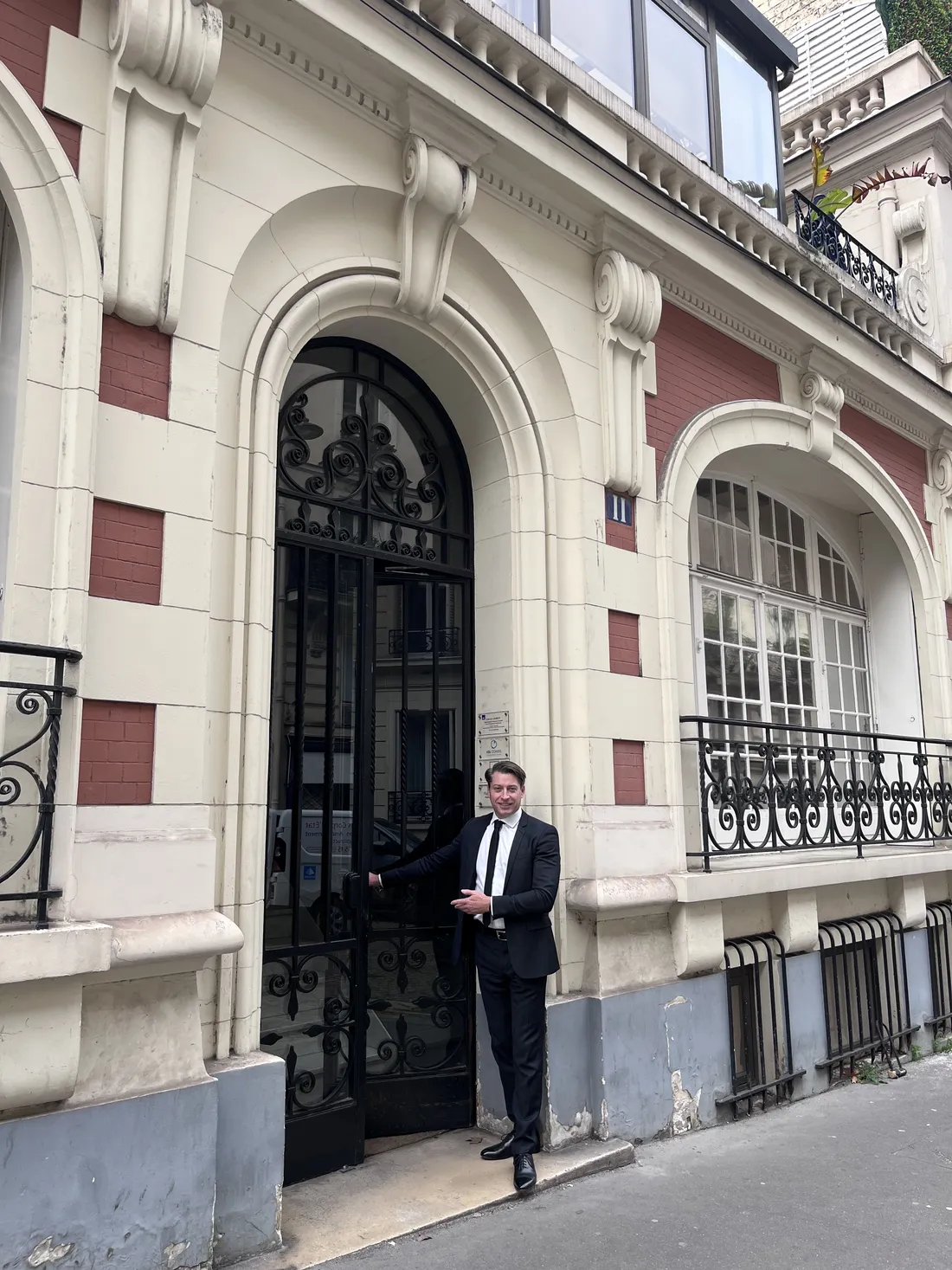 Etienne Lambert devant la porte de l'agence, rue Denis Poisson