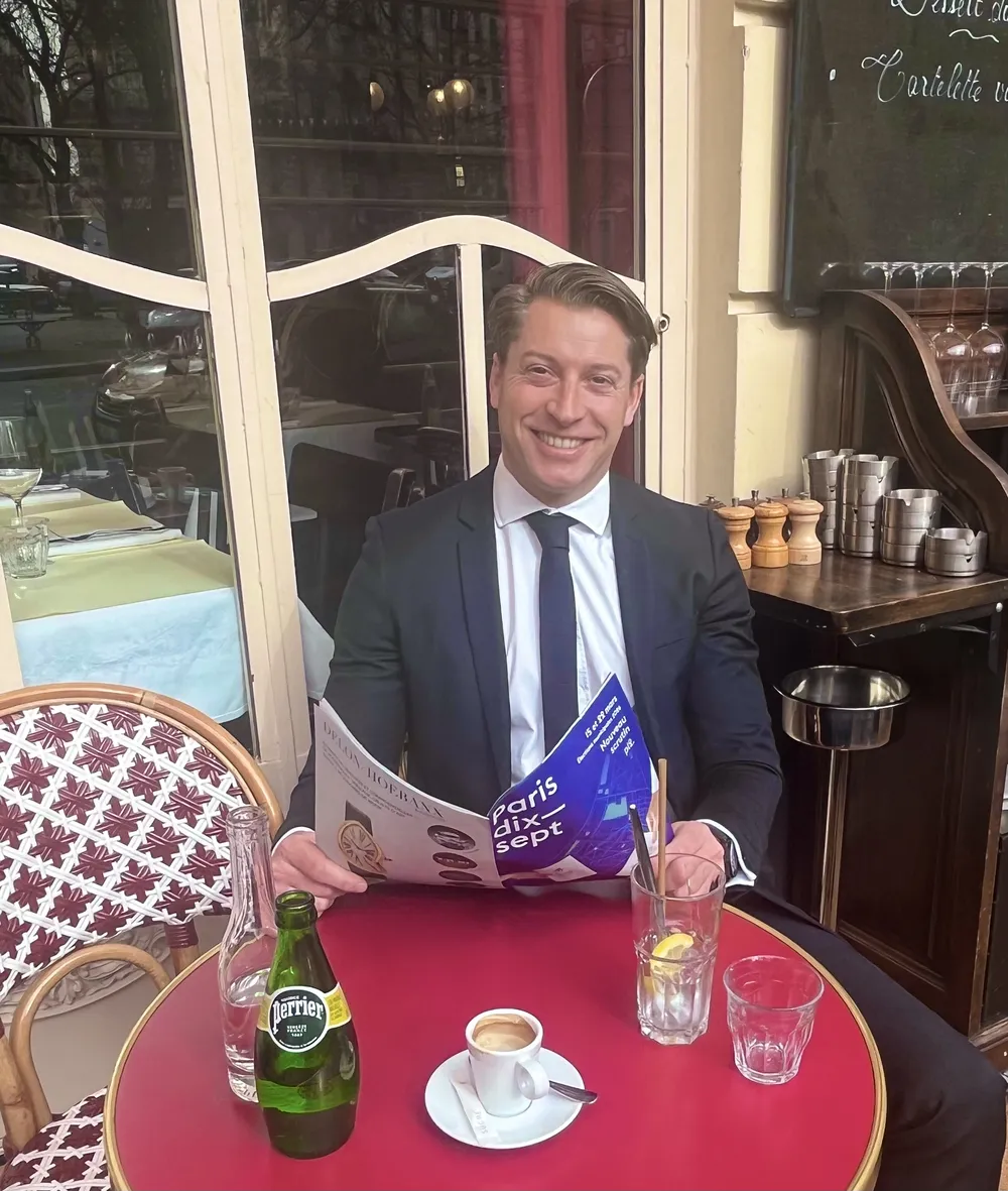 Etienne Lambert à La Maison, place Saint-Ferdinand, lisant le magazine Paris dix-sept