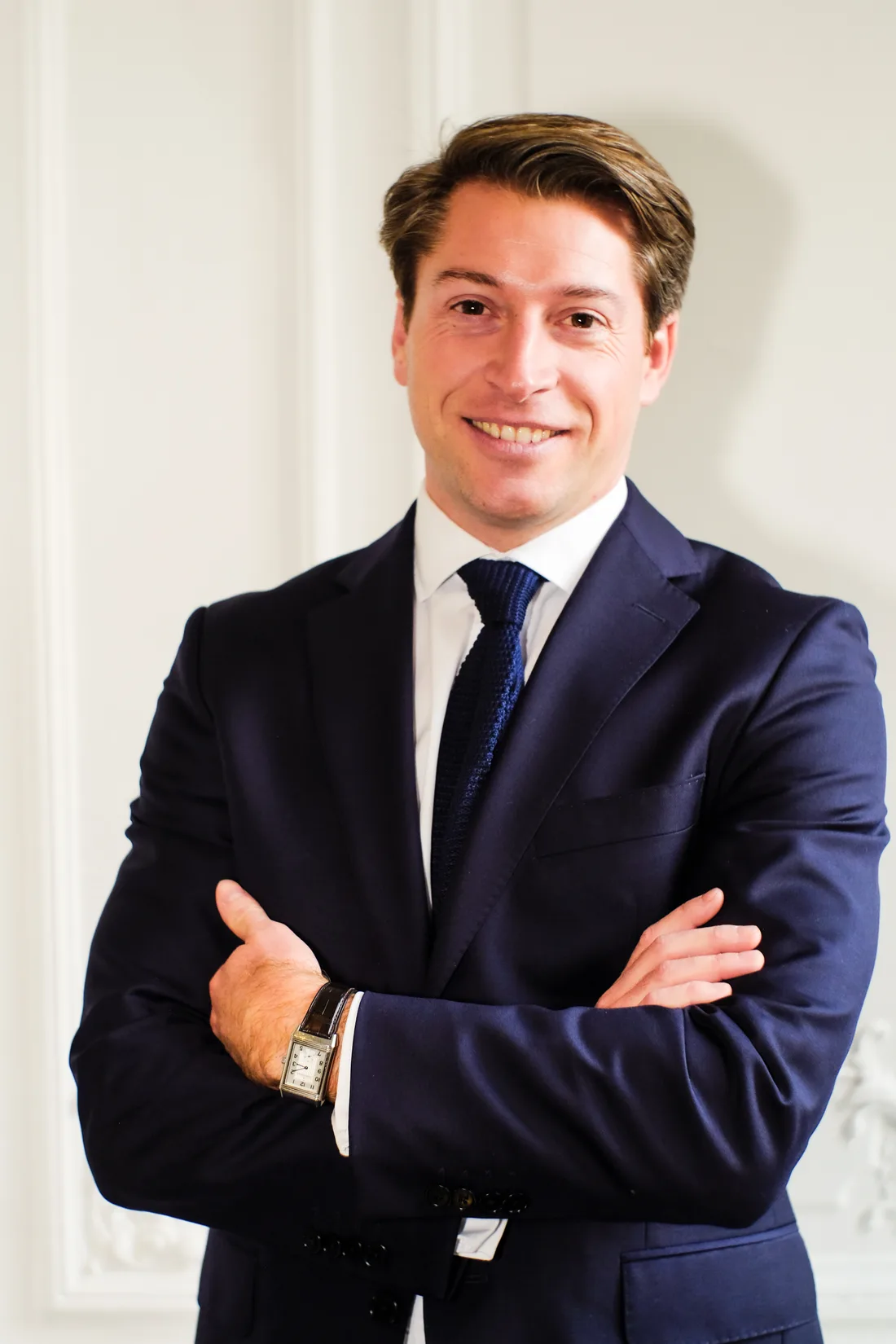 Portrait d'Etienne Lambert, en costume bleu marine, bras croisés